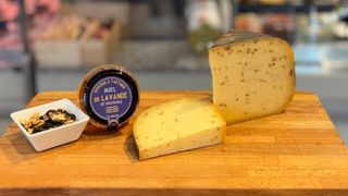 Ser Gouda z kozieradką ( 200 g )