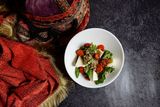 Салат с киноа и нежной моцареллой