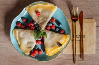 Keto-proteinowe naleśniki z twarożkiem i owocami