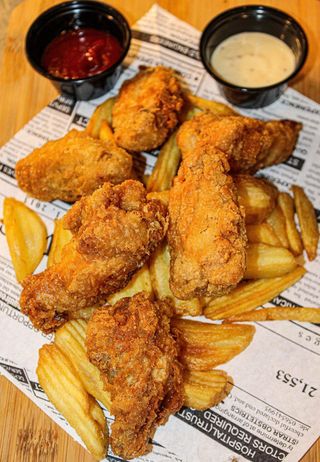 Ración De Alitas De Pollo Crujientes Y Picantonas