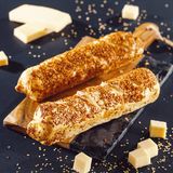 ფენოვანი სოსისით და მდნარი ყველით