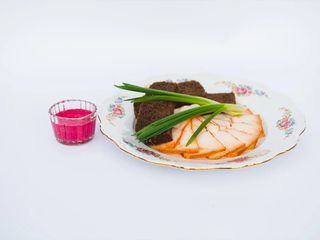 Slănină cu hrean și crutoane din pâine neagră