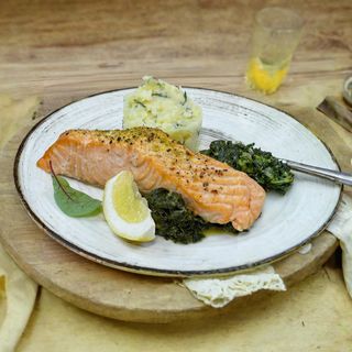 Filet z łososia  atlantyckiego na szpinaku z pure' ziemniaczanym