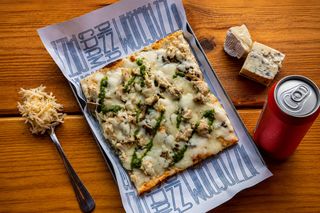 Pizza Poulet Pesto - 1/4 Plateau (2 Peronnes) + Boisson