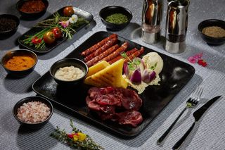 Platou pastrama si carnati de oaie