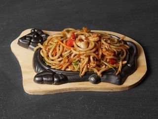 Udon saltati con frutti di mare