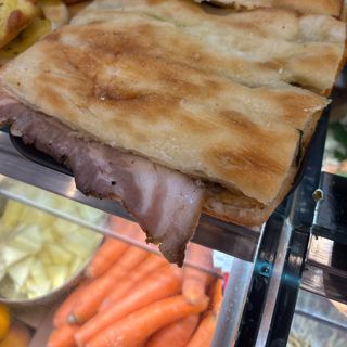 Panino o pizza farcito crudo e formaggio