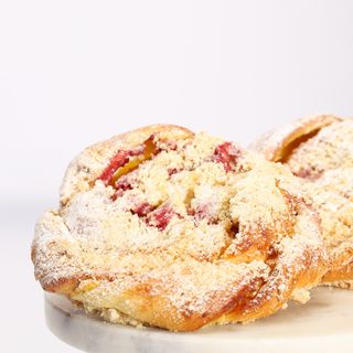 Półfrancuskie z budyniem i truskawkami