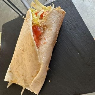 Superenrollado de Atún, Lechuga ,Tomate Y Queso de Untar