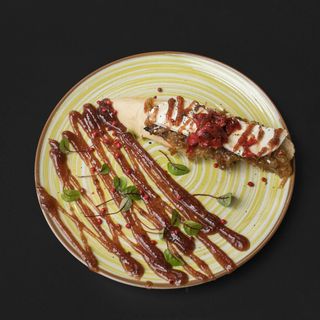 Pincho de queso de cabra y cebolla caramelizada