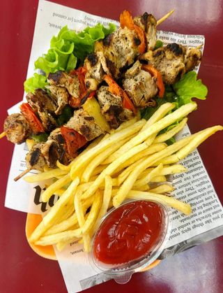 2бр. Свинско Шишче + Картофки + Сос (270г)