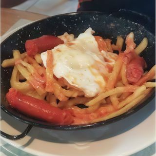 Huevos Cabreados Con Chistorra, Salsa Brava y Ali-i-oli