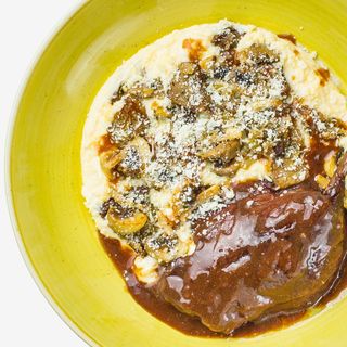 Качина ніжка з полентою під соусом Бордо 