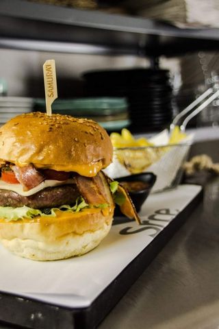 Beef burger + Coca-Cola 0.33l