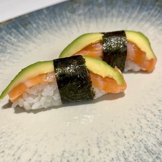 51A. Nigirizushi De Salmón Y Aguacate (2 Uds.)
