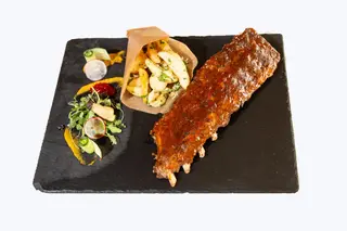 Coaste de porc in sos BBQ cu cartofi wedges