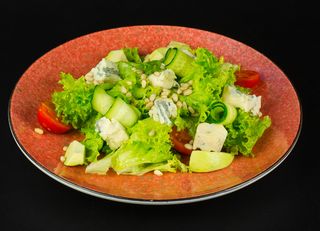 Салат овочевий з авокадо та горгонзолою