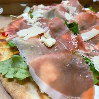 Pizze al pezzo bianche - focaccia, rucola e prosciutto crudo