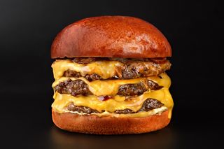 Потрійний чизбургер з яловичиною