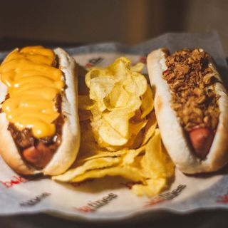 57. Hot Dog Con Salsa De Queso Cheddar