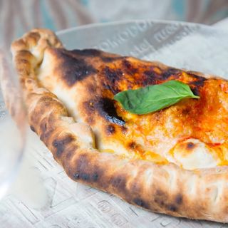 Calzone gorgonzola, salame piccante e mozzarella
