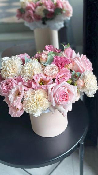 Aranjament trandafiri, garoafe si lisianthus candy