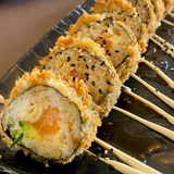 Uramaki roll crujiente de salmón y aguacate