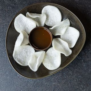 Чипс от скариди и сос от сливи