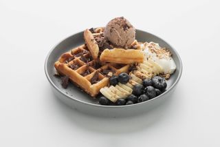 Вафли с шоколадным мороженым 