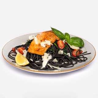 Czarne spaghetti z pieczonym łososiem