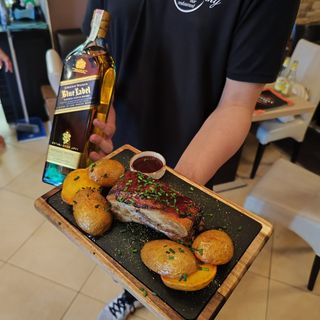 Запечени ребра със сос барбекю и картофи по селски (1бр)