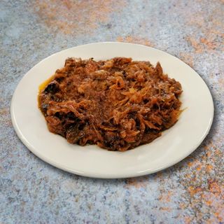 Bigos z kiszonej kapusty, mięsem i śliwką suszoną