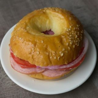 Бейгл с колбасой и помидорами