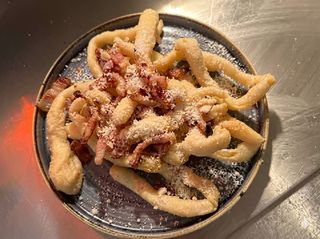 Sfrigoli di pasta cresciuta alla gricia