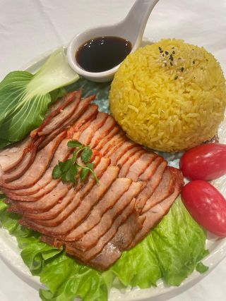 51. Carne char siu servito con riso profumato