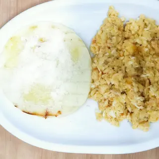 Arepa con huevos pericos