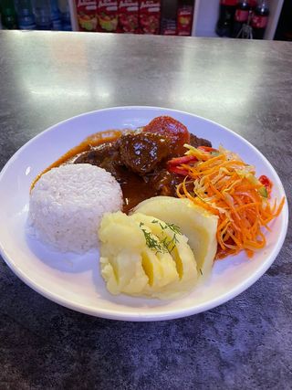 Гуляш с гарниром