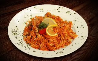 Fusilli s tunjevinom, crveni