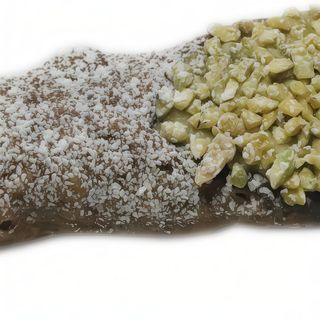 Cannolo siciliano grande con ricotta ai pistacchi