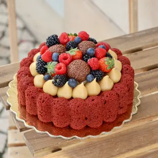 Bolo Charlotte Red Velvet e Chocolate Branco