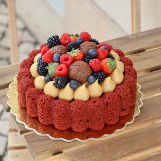 Bolo Charlotte Red Velvet e Chocolate Branco