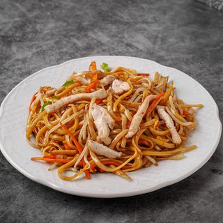 Tallarines fritos con pollo