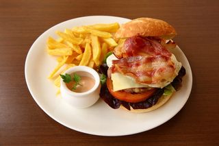 Hamburguesa de pollo con bacón