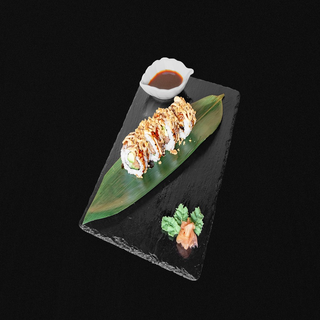 Uramaki de Salmón, Aguacate y Pepino. Con Salsa de Sushi, Mayonesa y Cebolla Frita. 4 Porciones