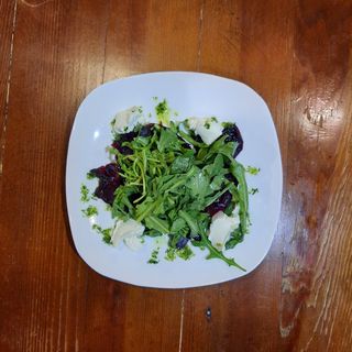 Запеченная свекла с творожным сыром  и рукколой с соусом бальзамик