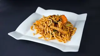 Лапша, жареная с морепродуктами
