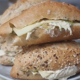Bocata en Semilla de pollo, aguacate y queso