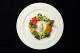 Salata Rainbow cu avocado, legume, chinua si all-i-oli de portocala