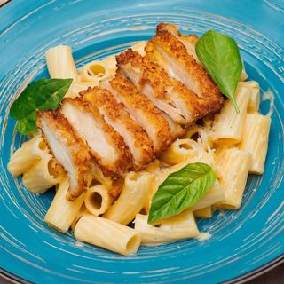 Рігатоні з хрумкою куркою та соусом чеддер