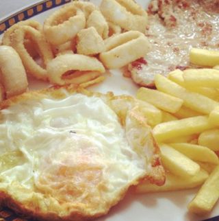 Calamares Con Papas Y Huevo Frito